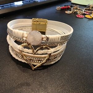 Trendy Boutique White and Gold Heart Bracelet
